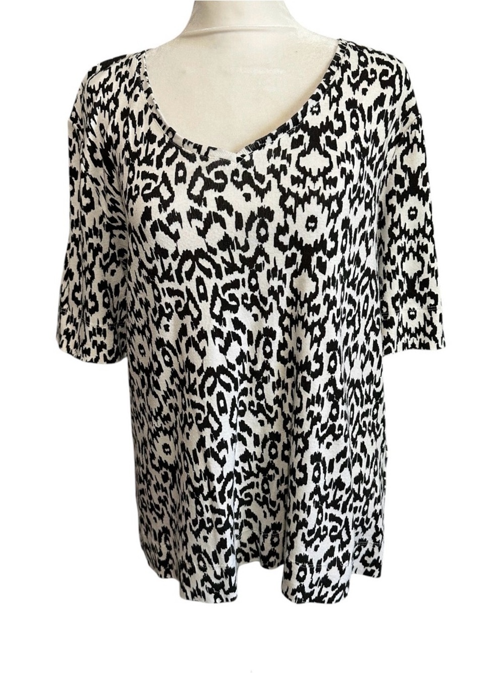Chico’s 2 Women's Black and White Animal Print V-Neck Top